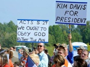 Christians march for Kim Davis