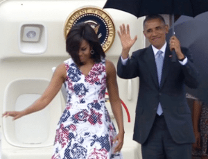 Obamas arrive in Cuba